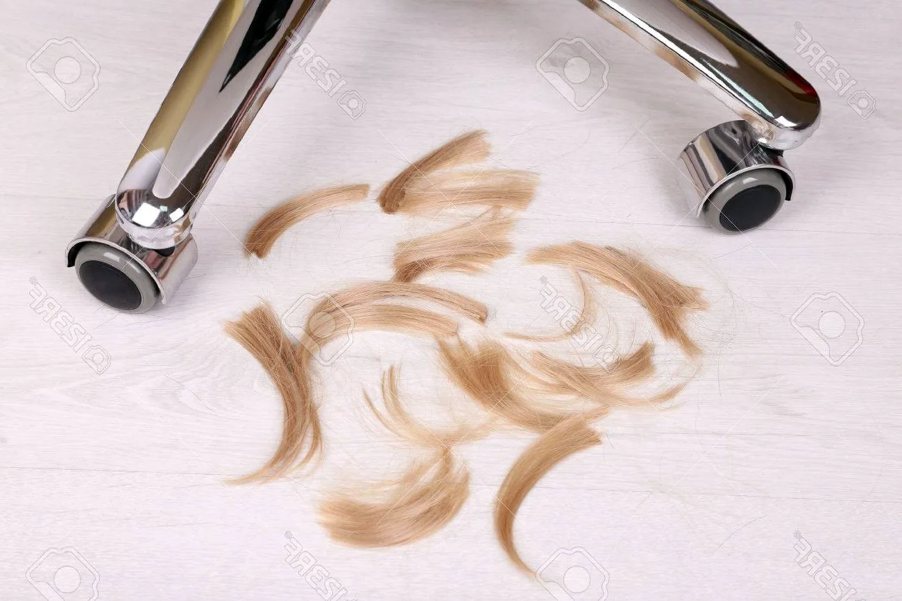 Обстриженные волосы на полу