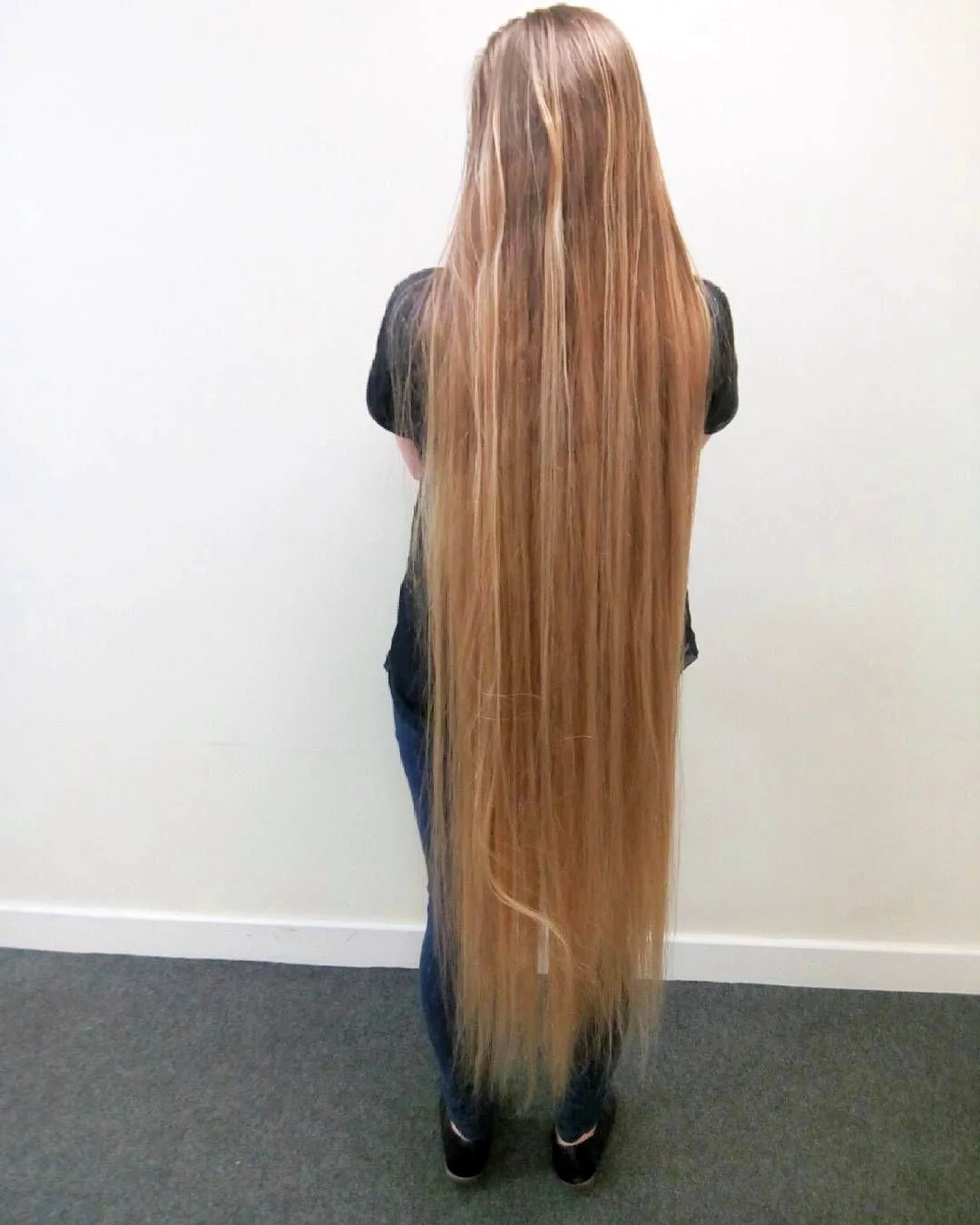 Очень длинные волосы со спины