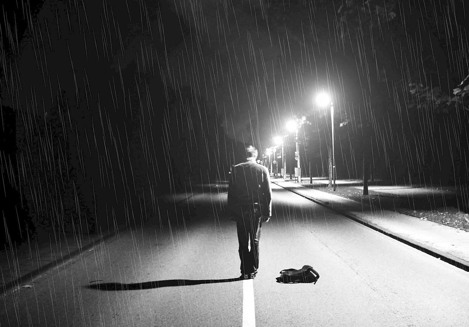Одинокий человек на дороге