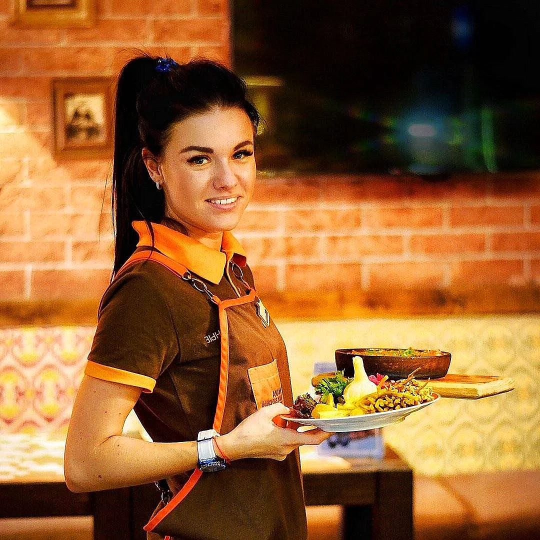 Официантка Лиза из кухни