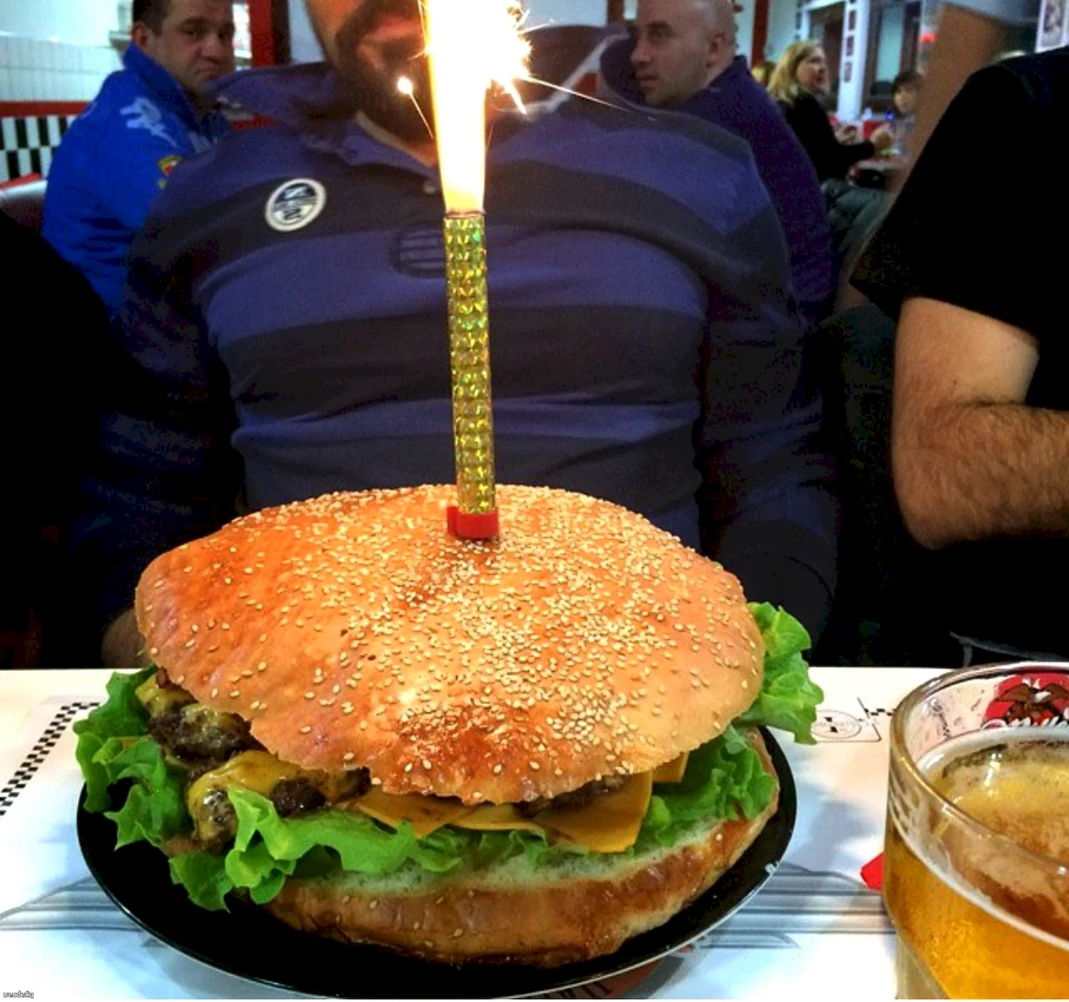 Огромный бургер на день рождения