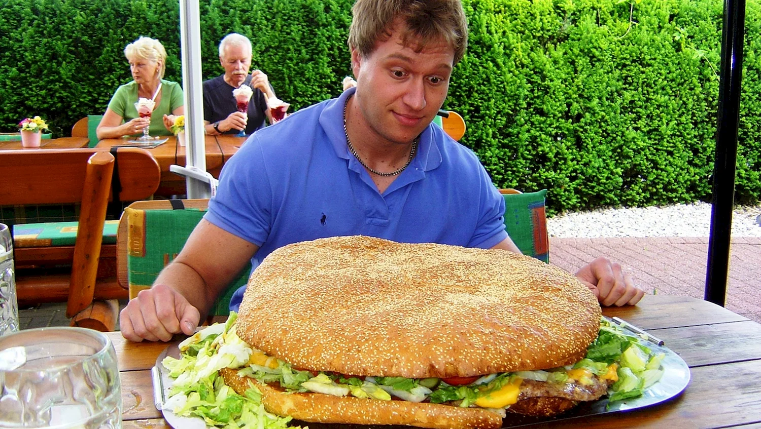 Огромный гамбургер