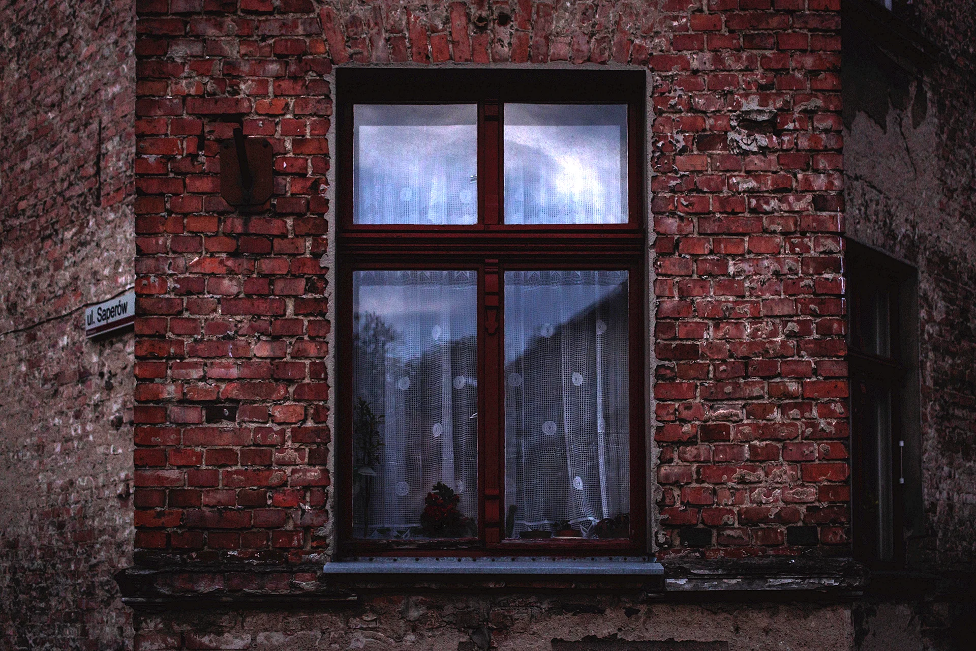Окно в кирпичном здании