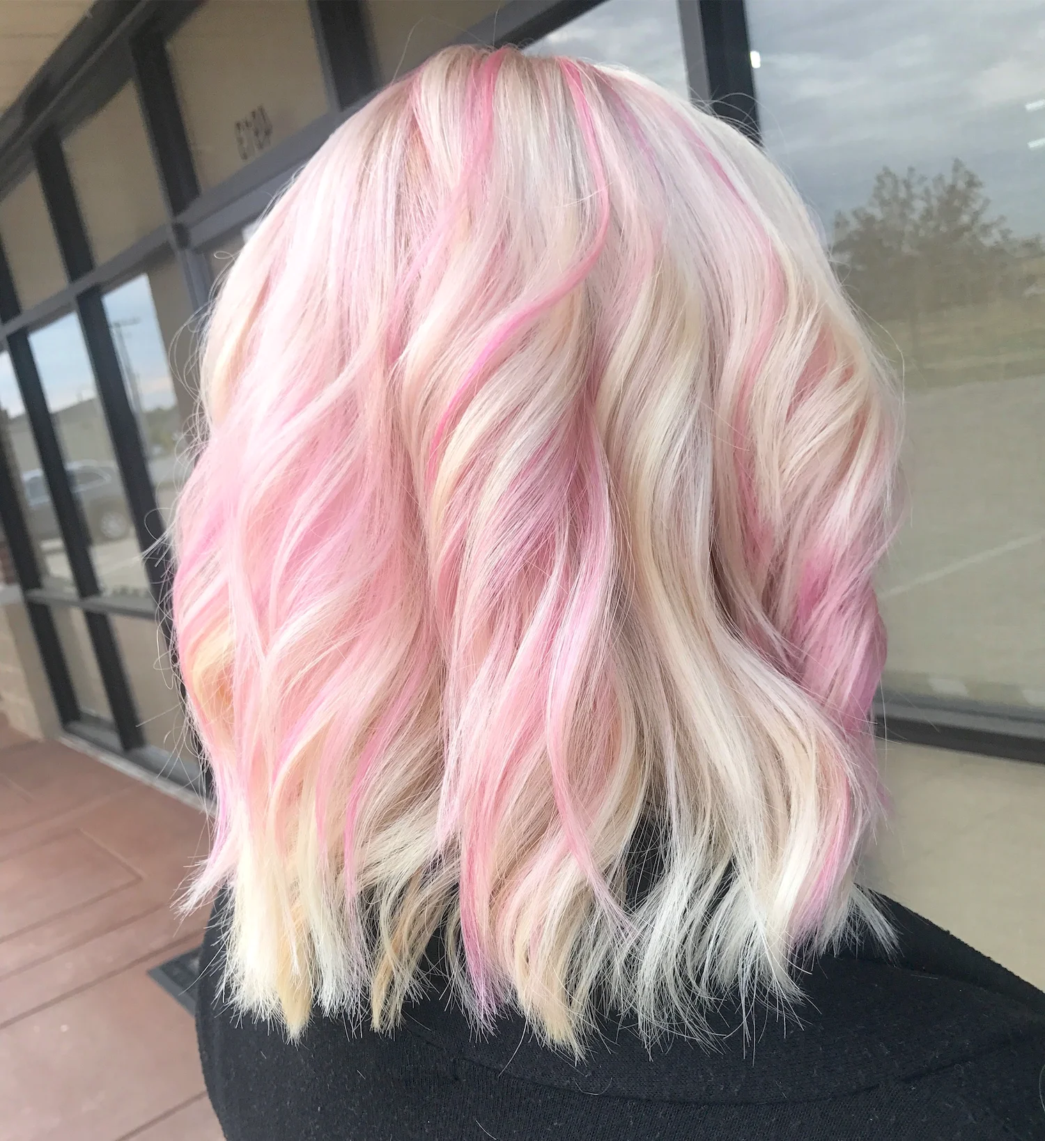 Окрашивание блонд с розовыми прядями