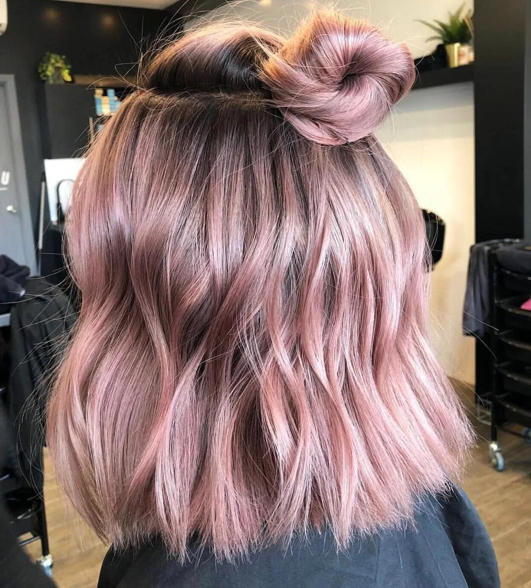 Окрашивание волос с розовым оттенком