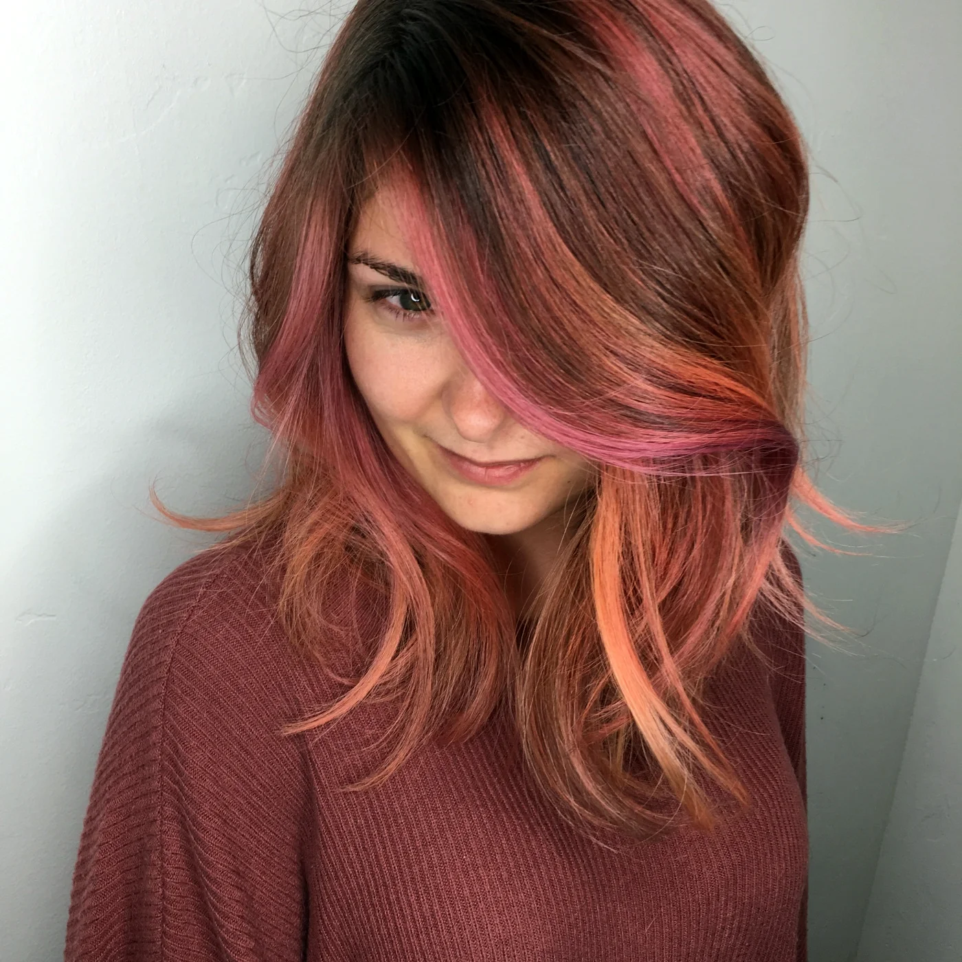 Окрашивание волос с розовыми прядями