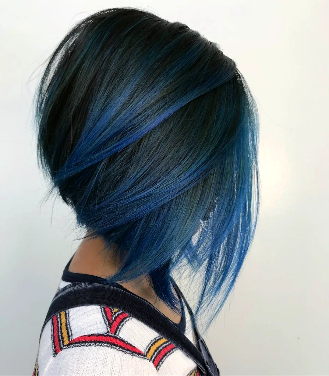 Окрашивание волос с синими прядями