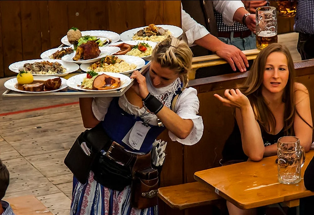 Октоберфест в Германии фото официанток