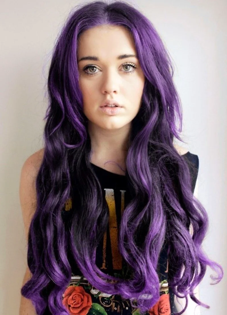 Оливия Обрайн с фиолетовыми волосами
