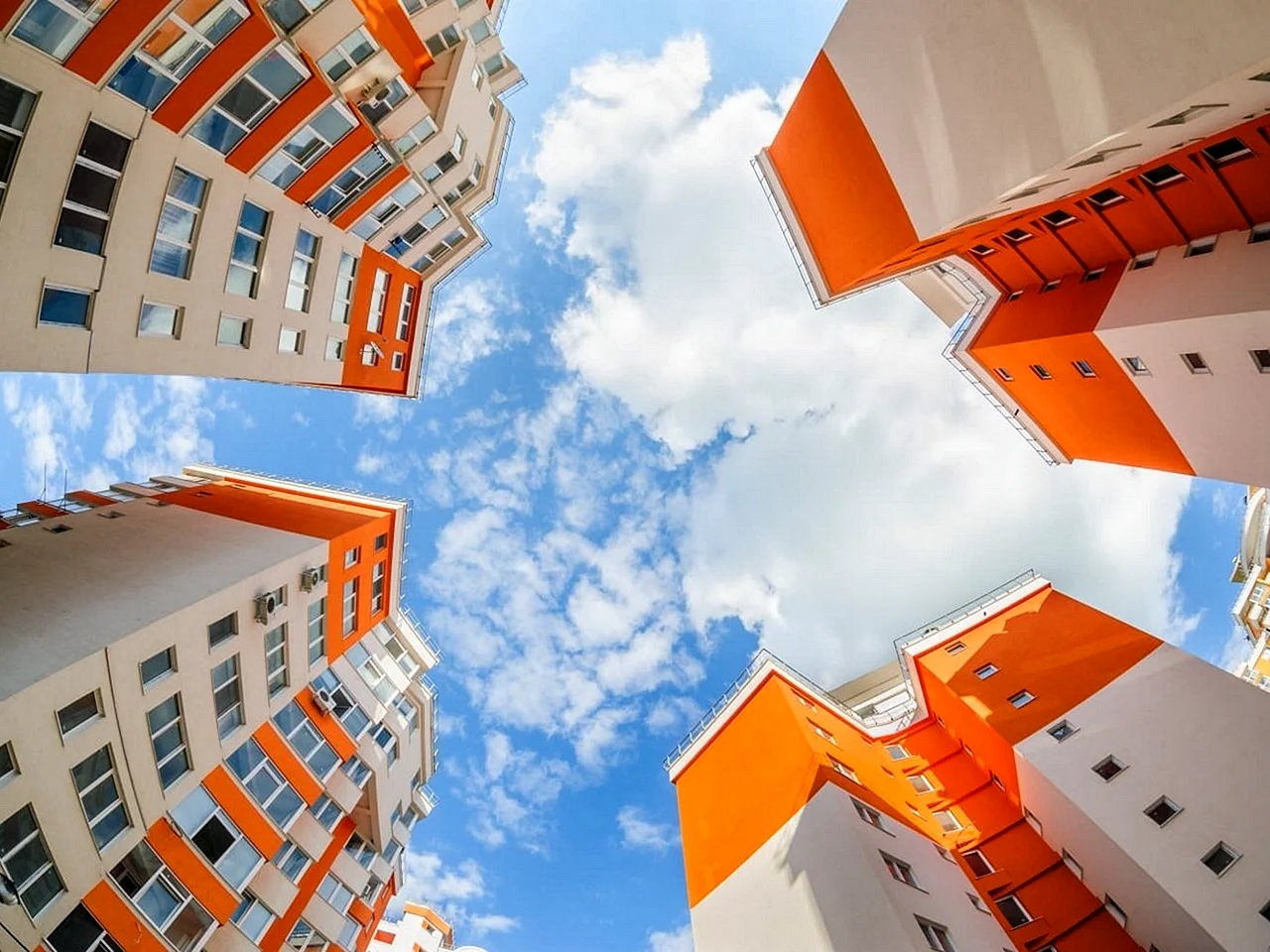 Оранжевые многоэтажки