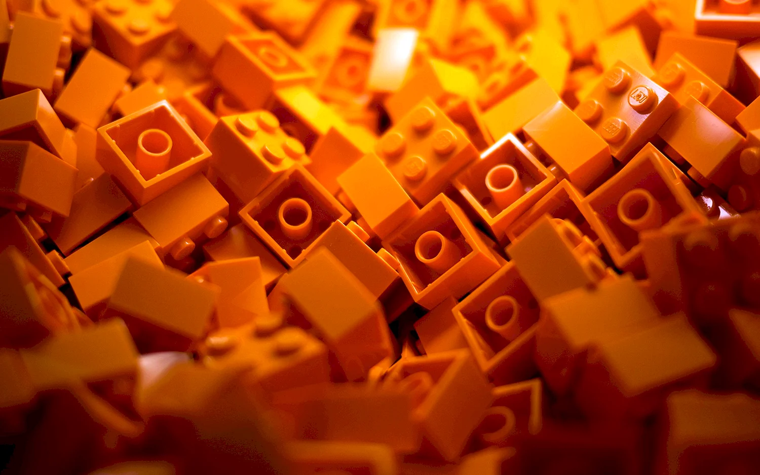 Оранжевый кубик лего