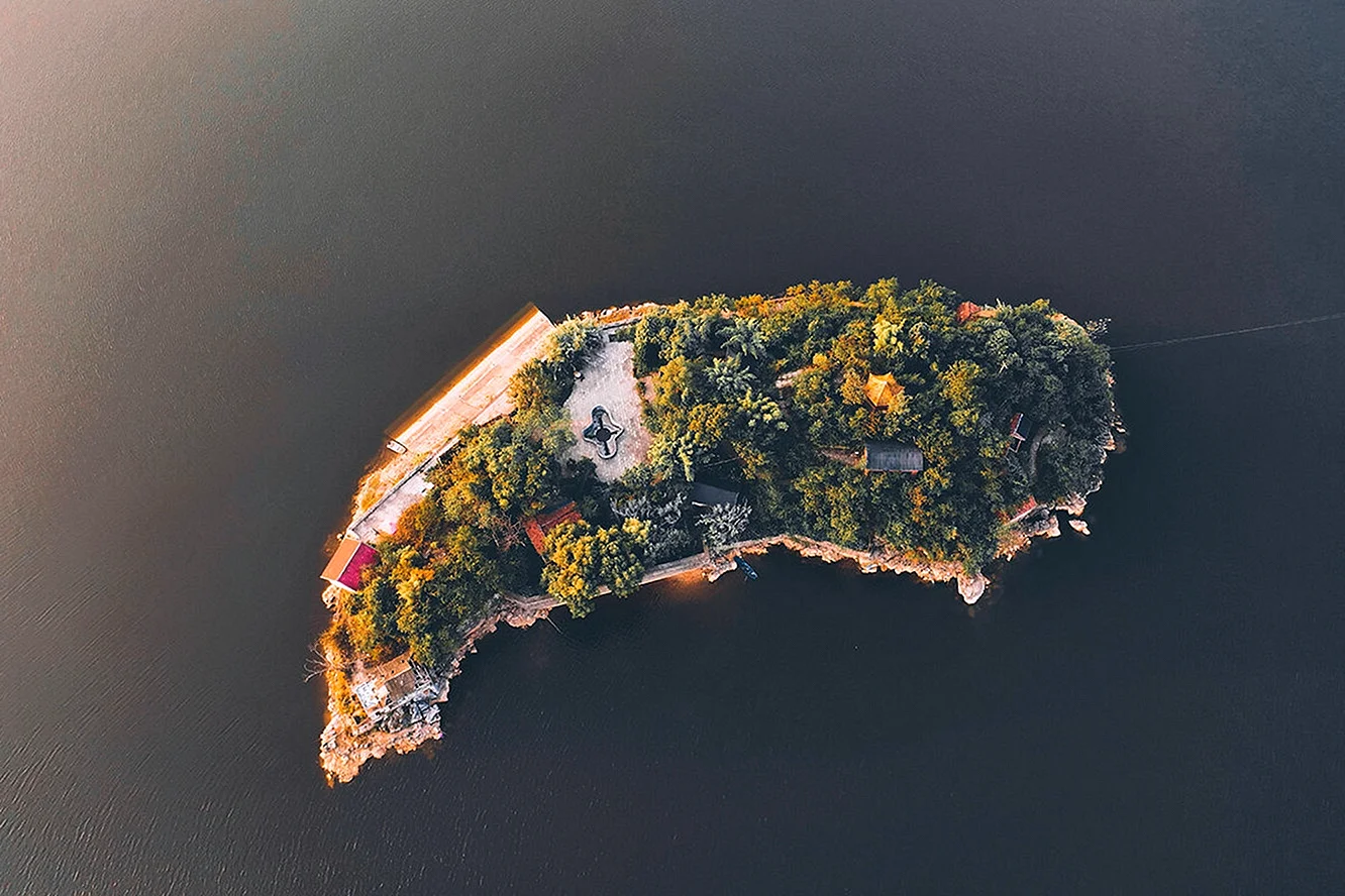 Остров змеиный