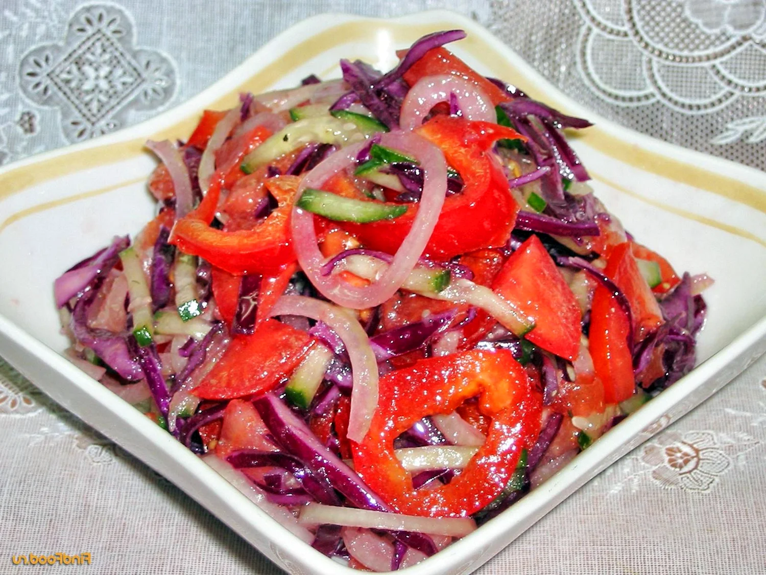 Овощной салат из краснокочанной капусты