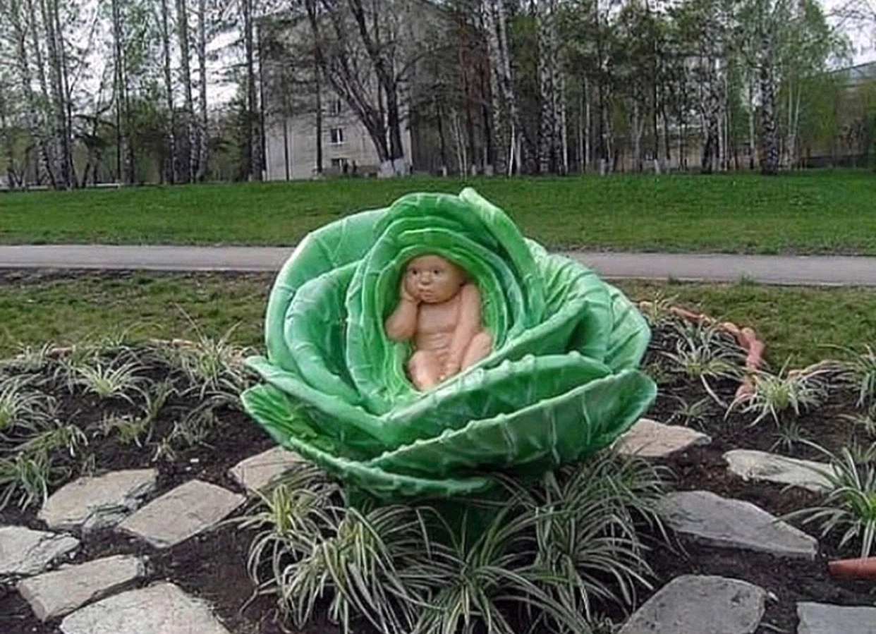 Памятник младенец в капусте в Кемерово