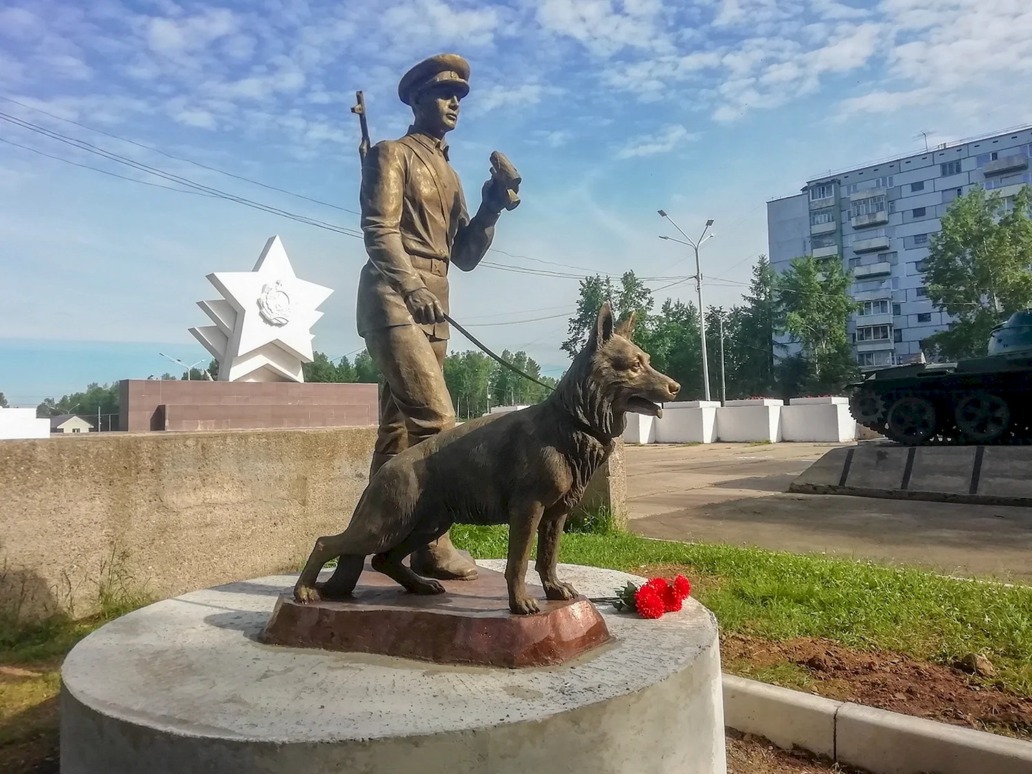 Памятник пограничнику с собакой в Благовещенске