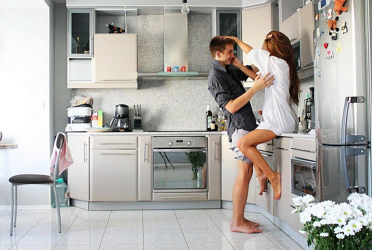 Парень и девушка на кухне