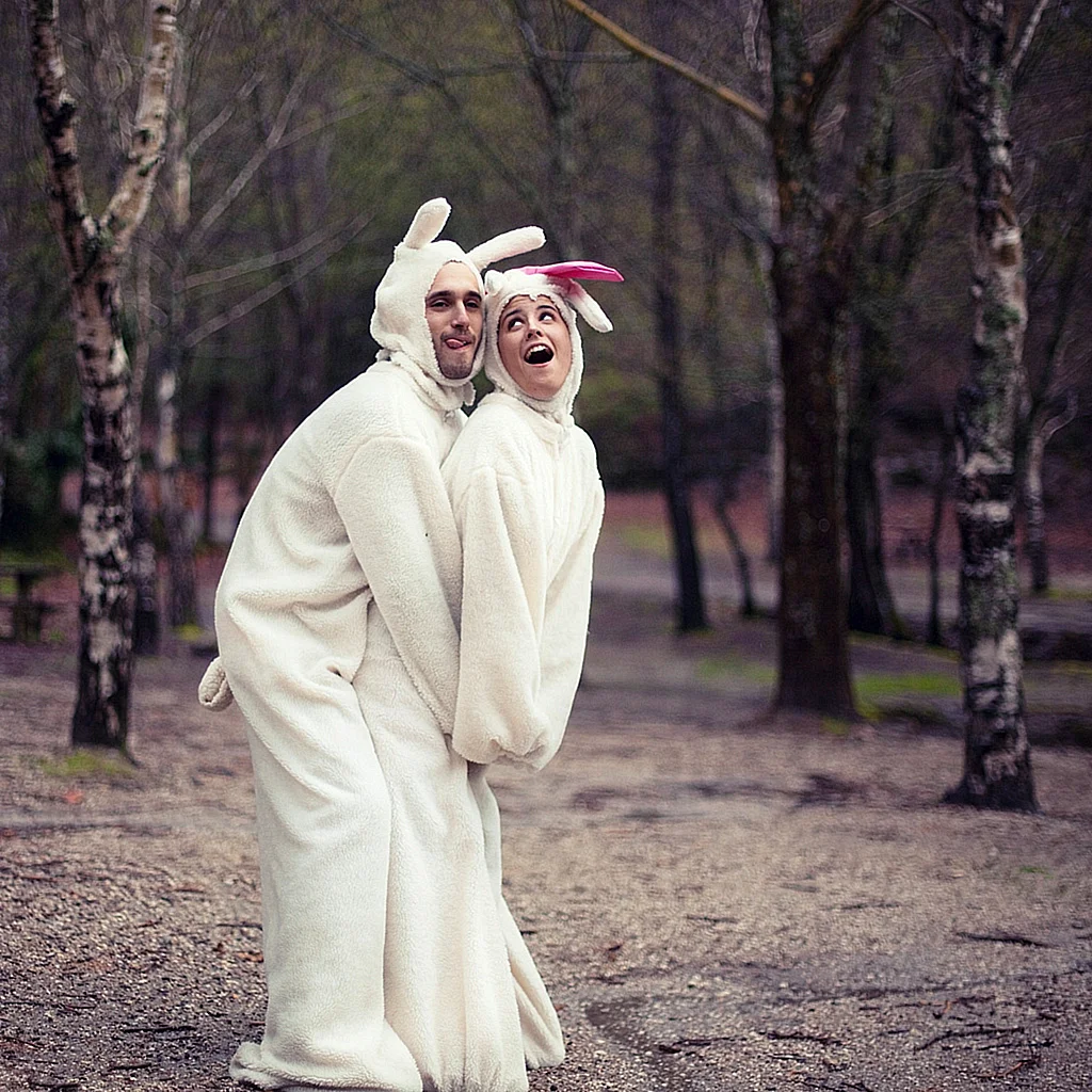 Парень в костюме зайца