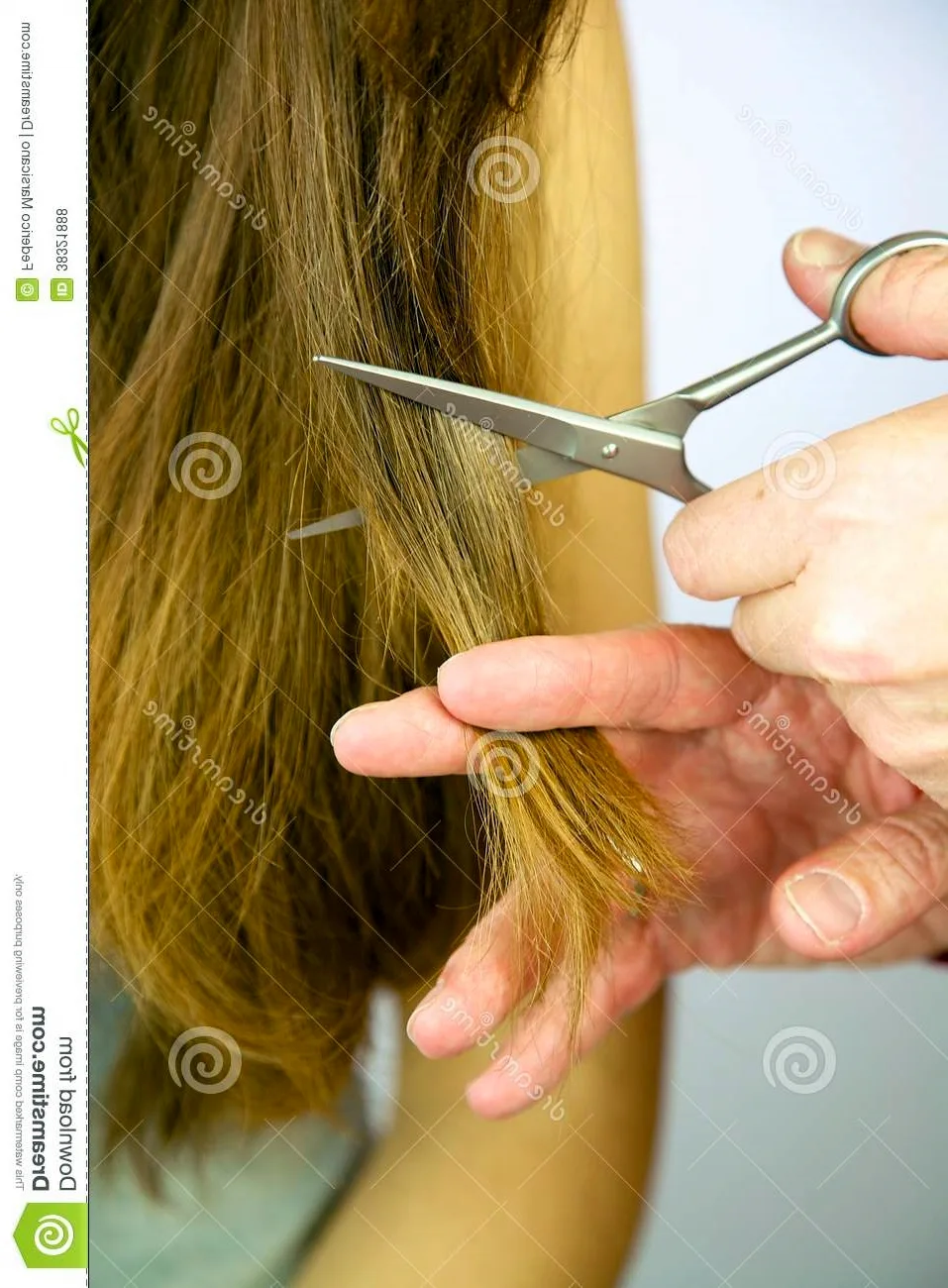 Парикмахер отрезает волосы