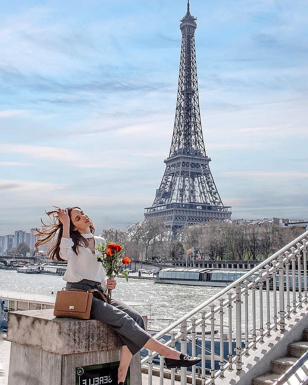 Париж на фоне эльфивой башни