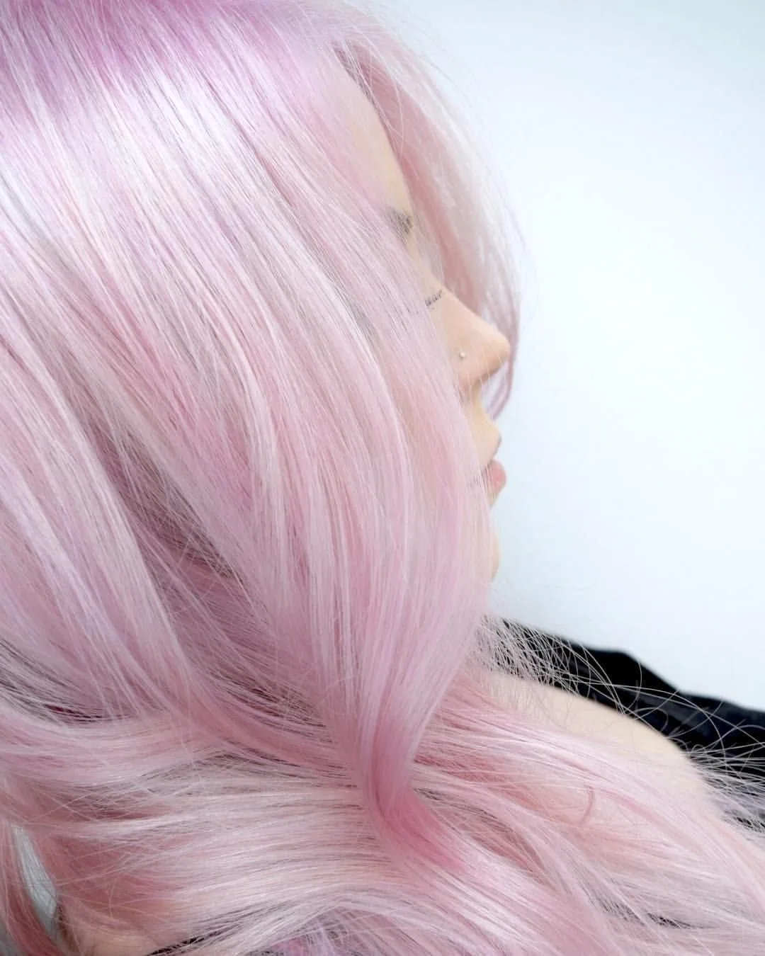 Пастельно-розовый цвет волос
