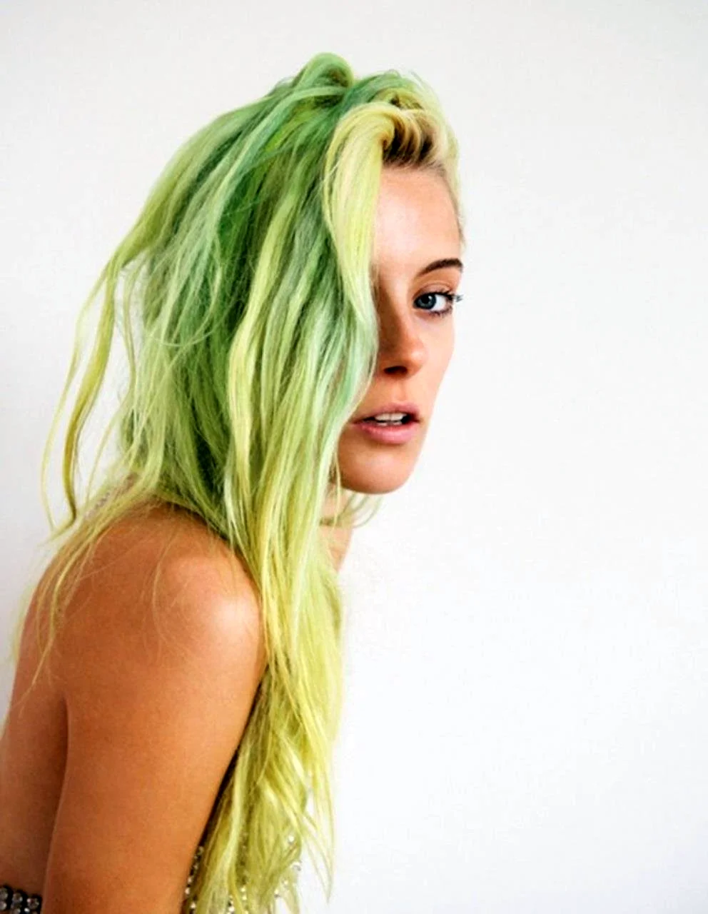 Пейтон моормиер с зелёными волосами