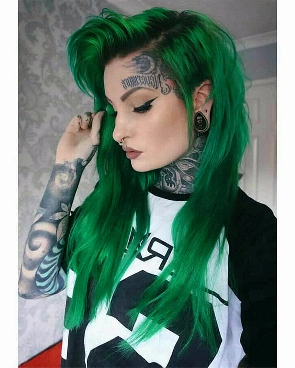Пейтон мурмаер с зелеными волосами