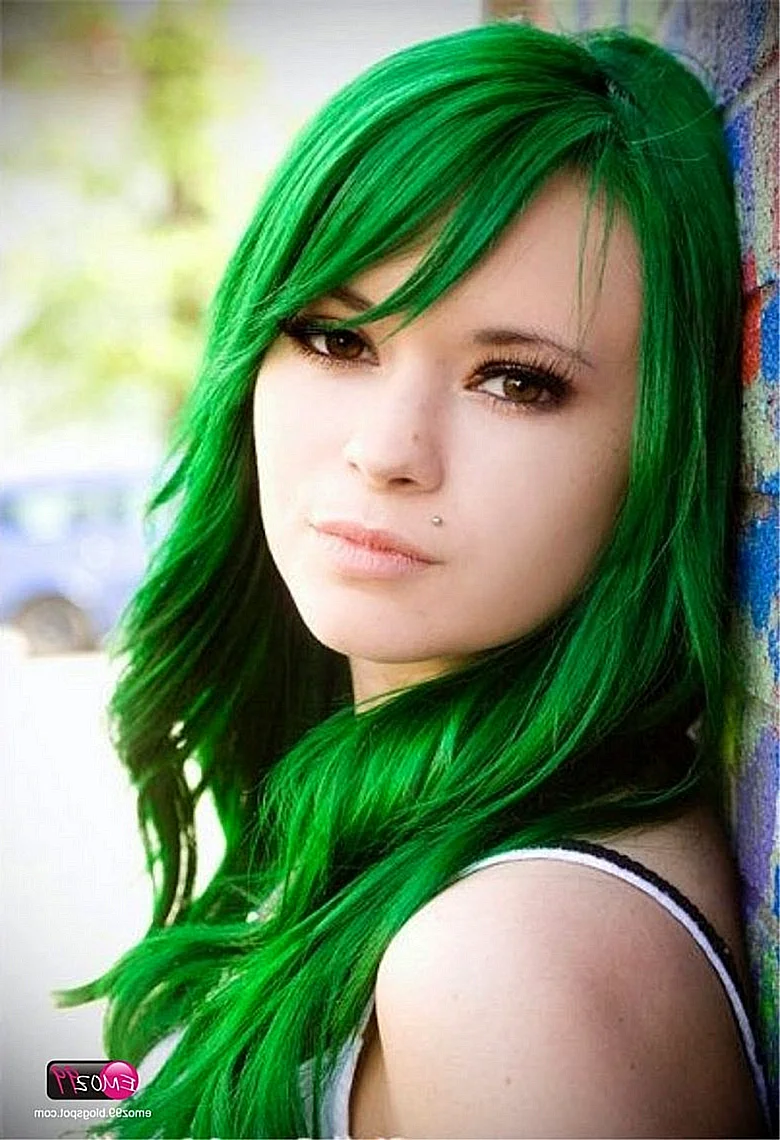Пейтон с зелеными волосами
