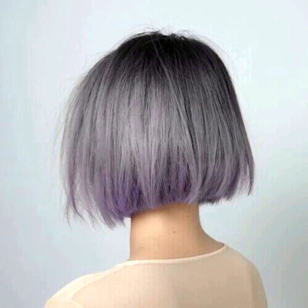 Пепельно фиолетовый цвет волос каре