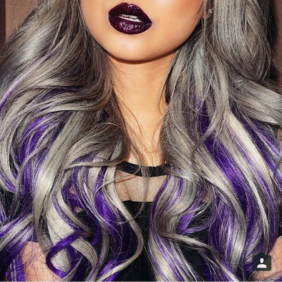 Пепельные волосы с фиолетовыми прядями