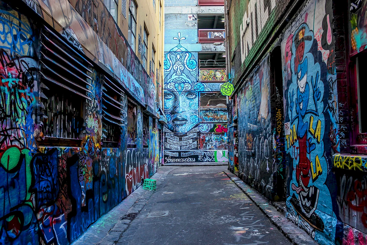 Переулок Hosier Lane в Мельбурне