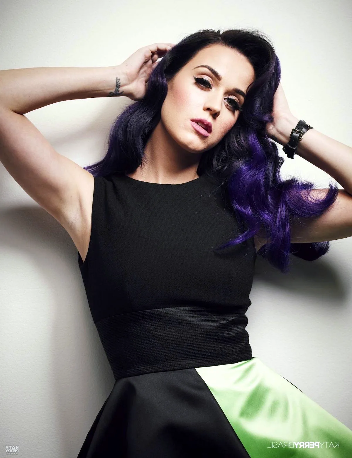 Перри с фиолетовыми волосами