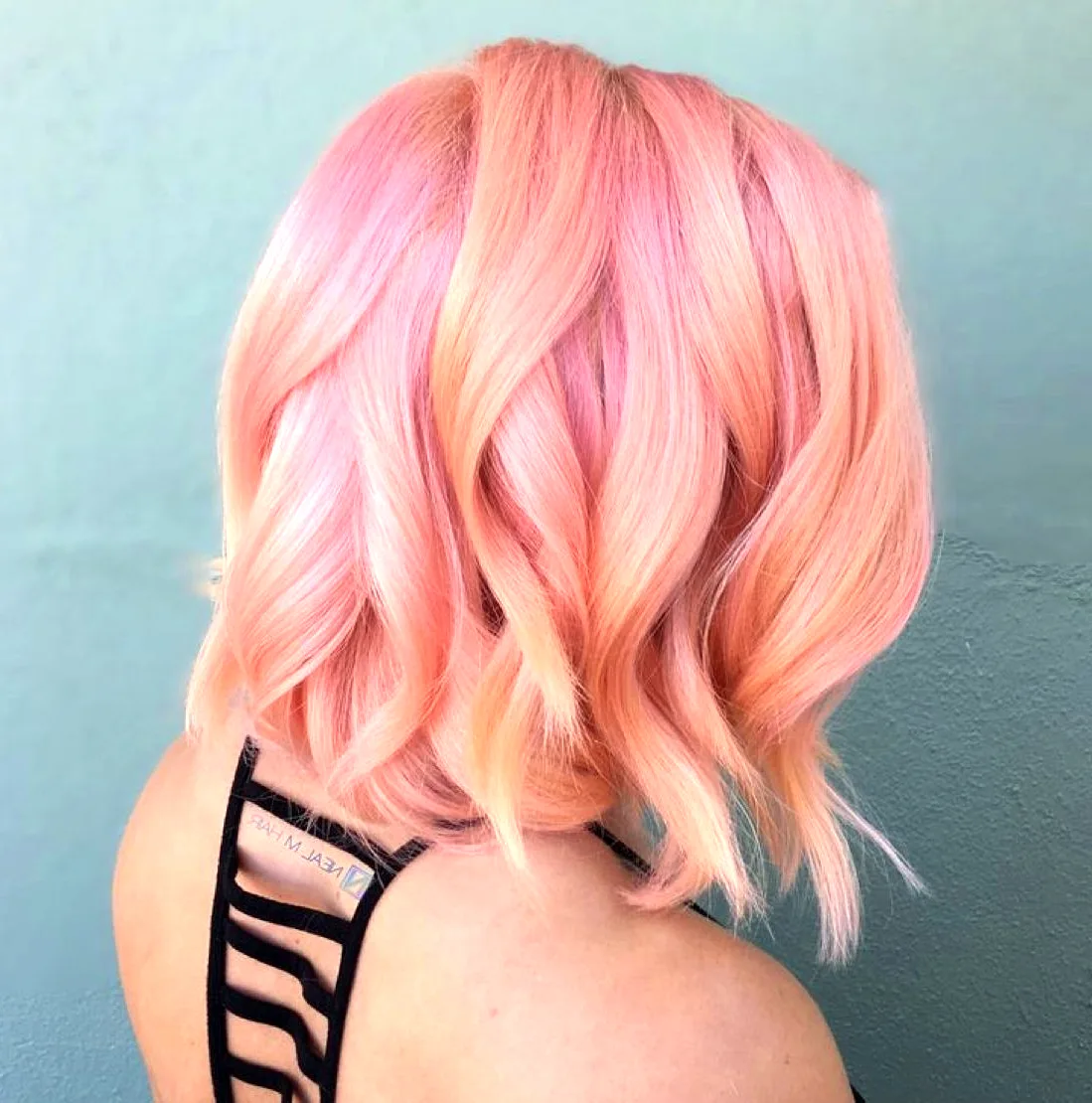 Персиково розовые волосы короткие