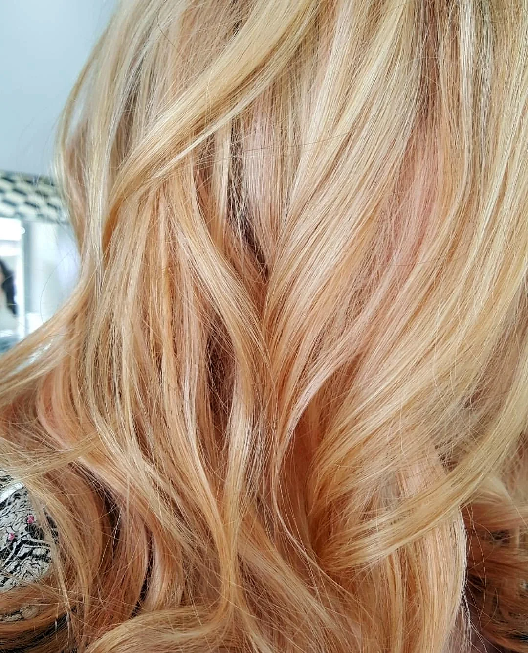 Персиковый оттенок блонда