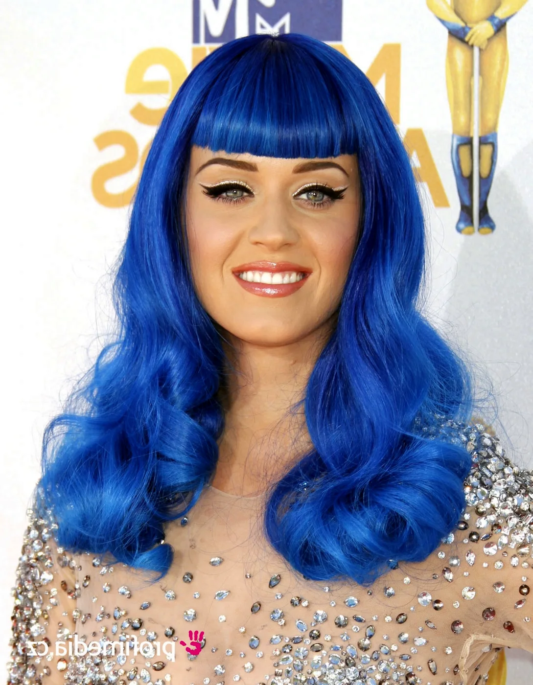 Певица с голубыми волосами