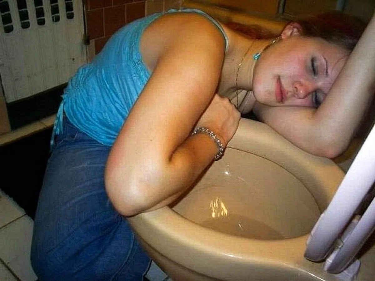 Пьяная девушка уснула в туалете