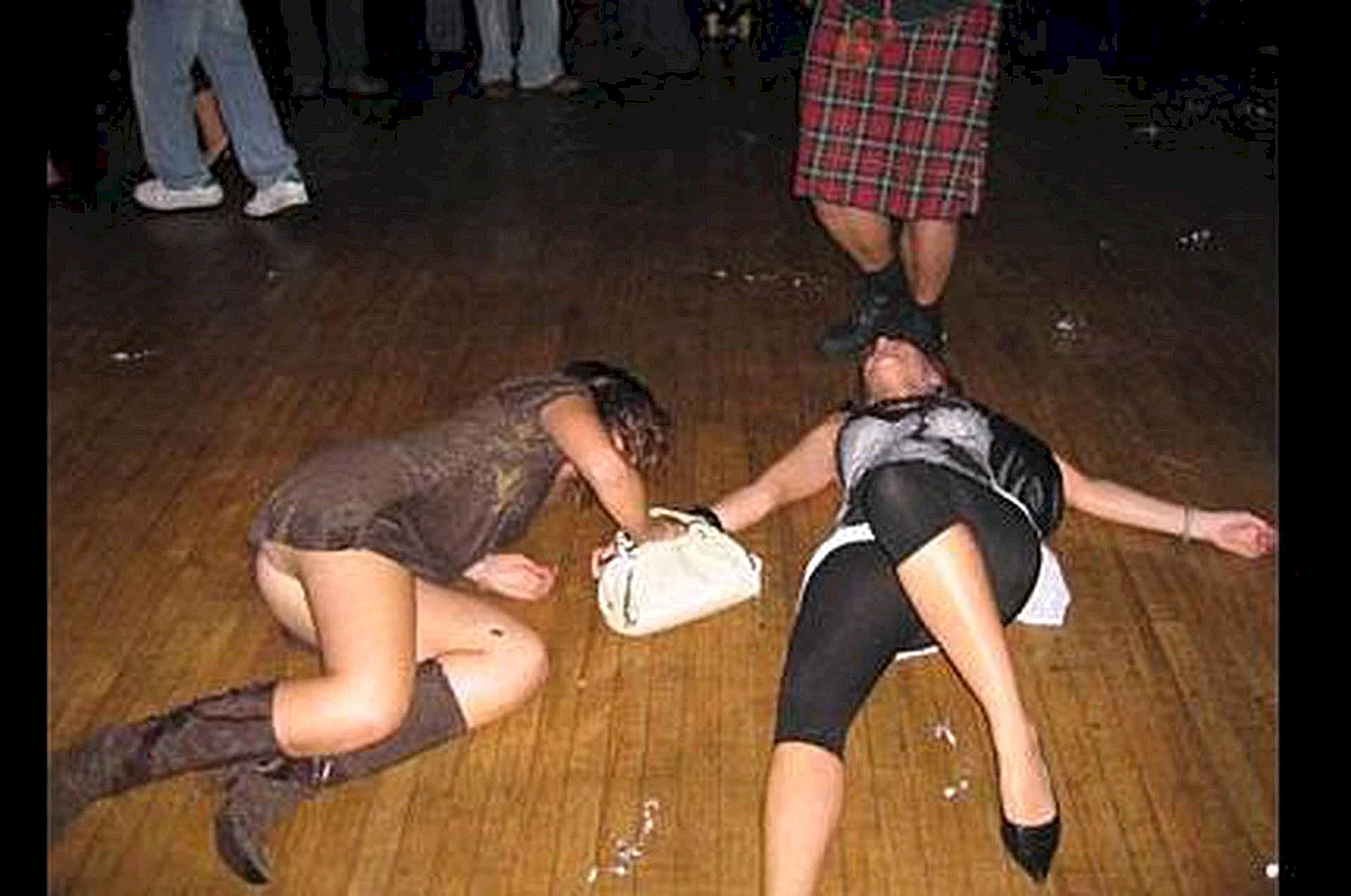 Пьяные девушки после клуба