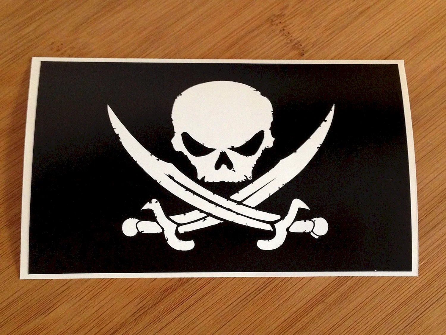 Пиратский флаг наклейка