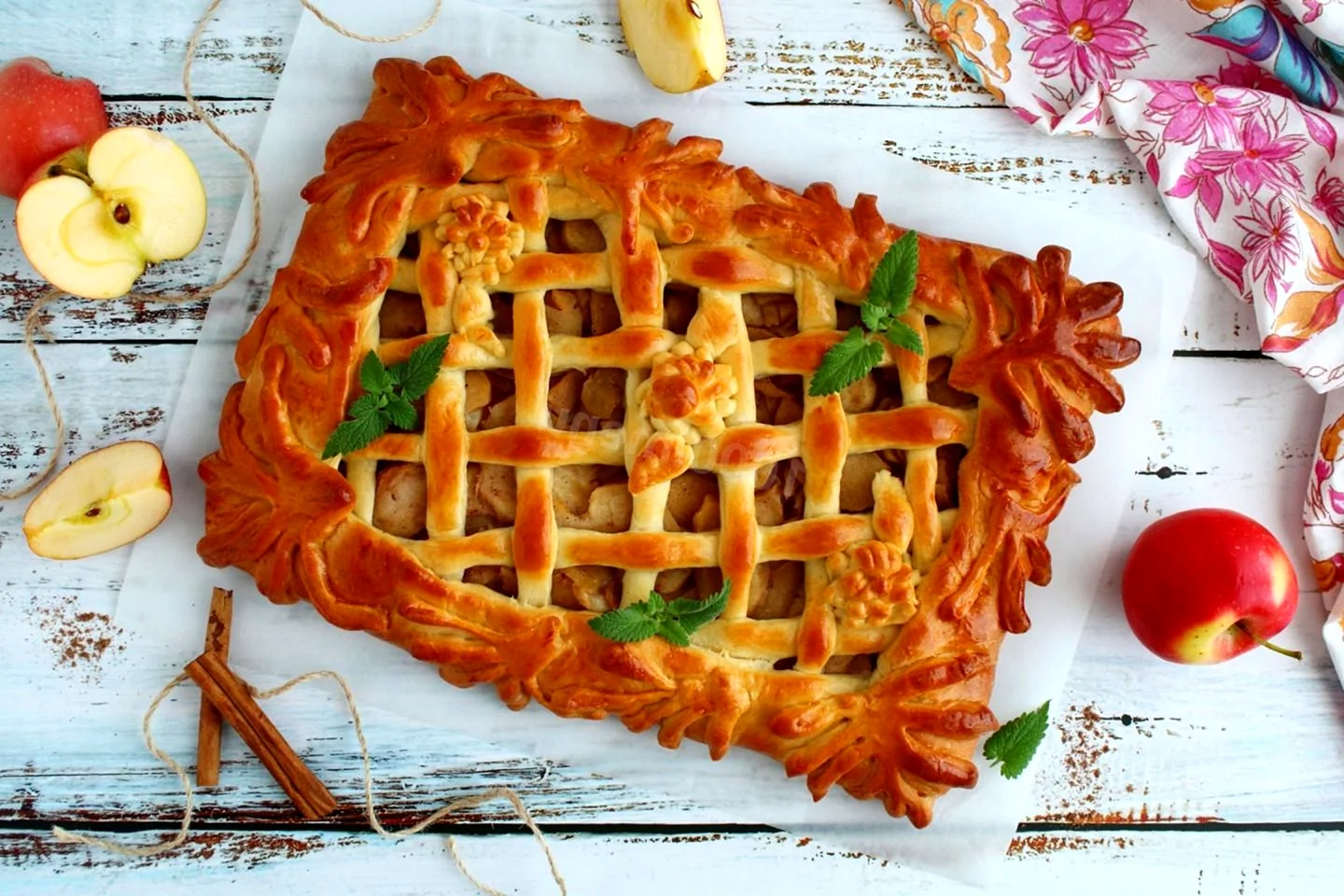 Пирог с яблоками в духовке из дрожжевого теста открытый