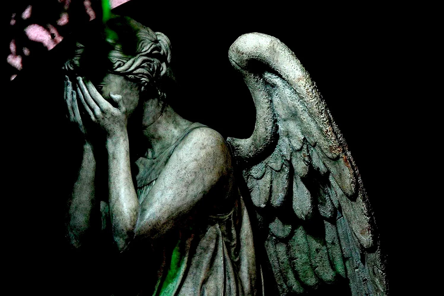 Плачущий ангел статуя