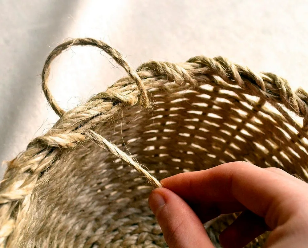 Плетеная корзина из джута