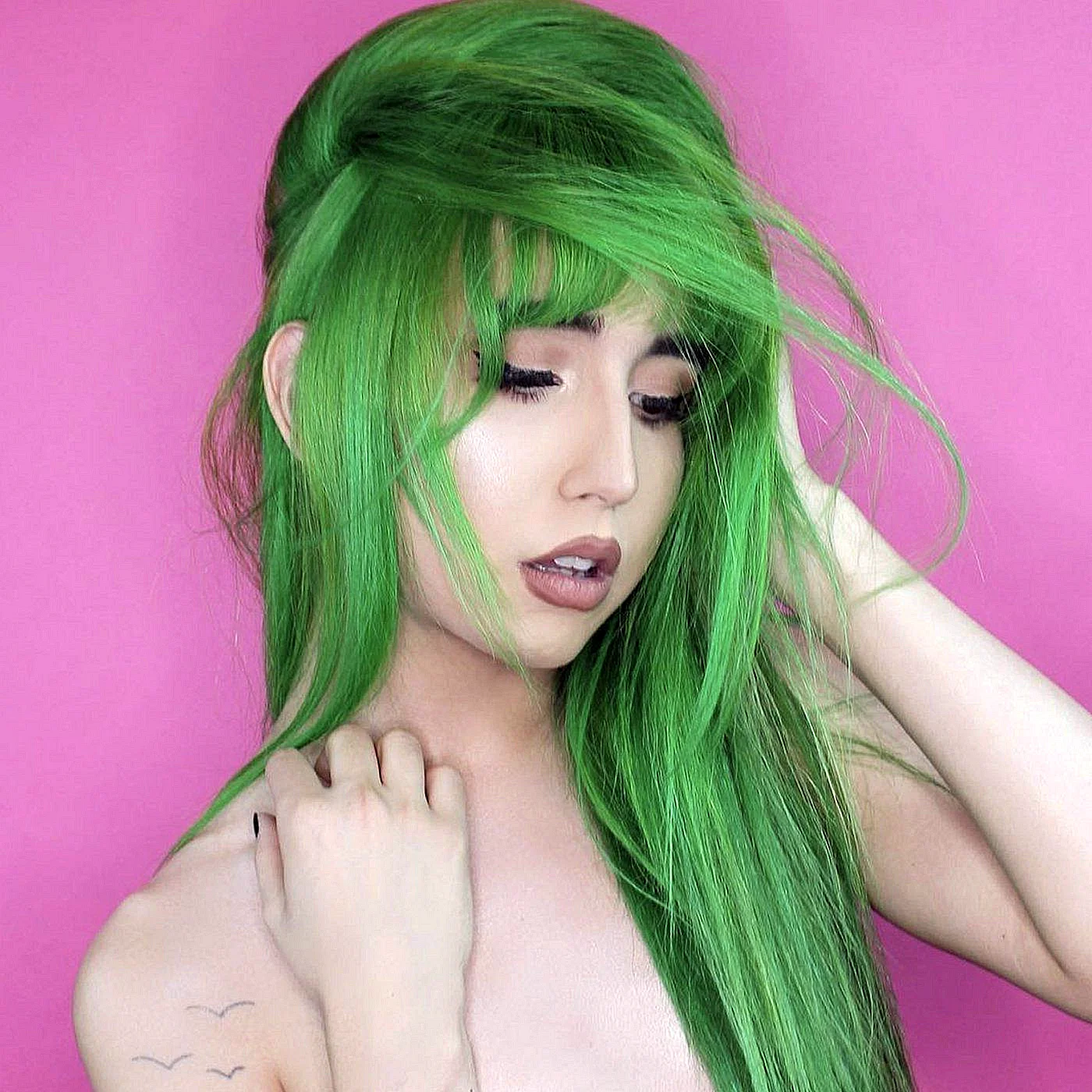 Популярная девушка с зелеными волосами