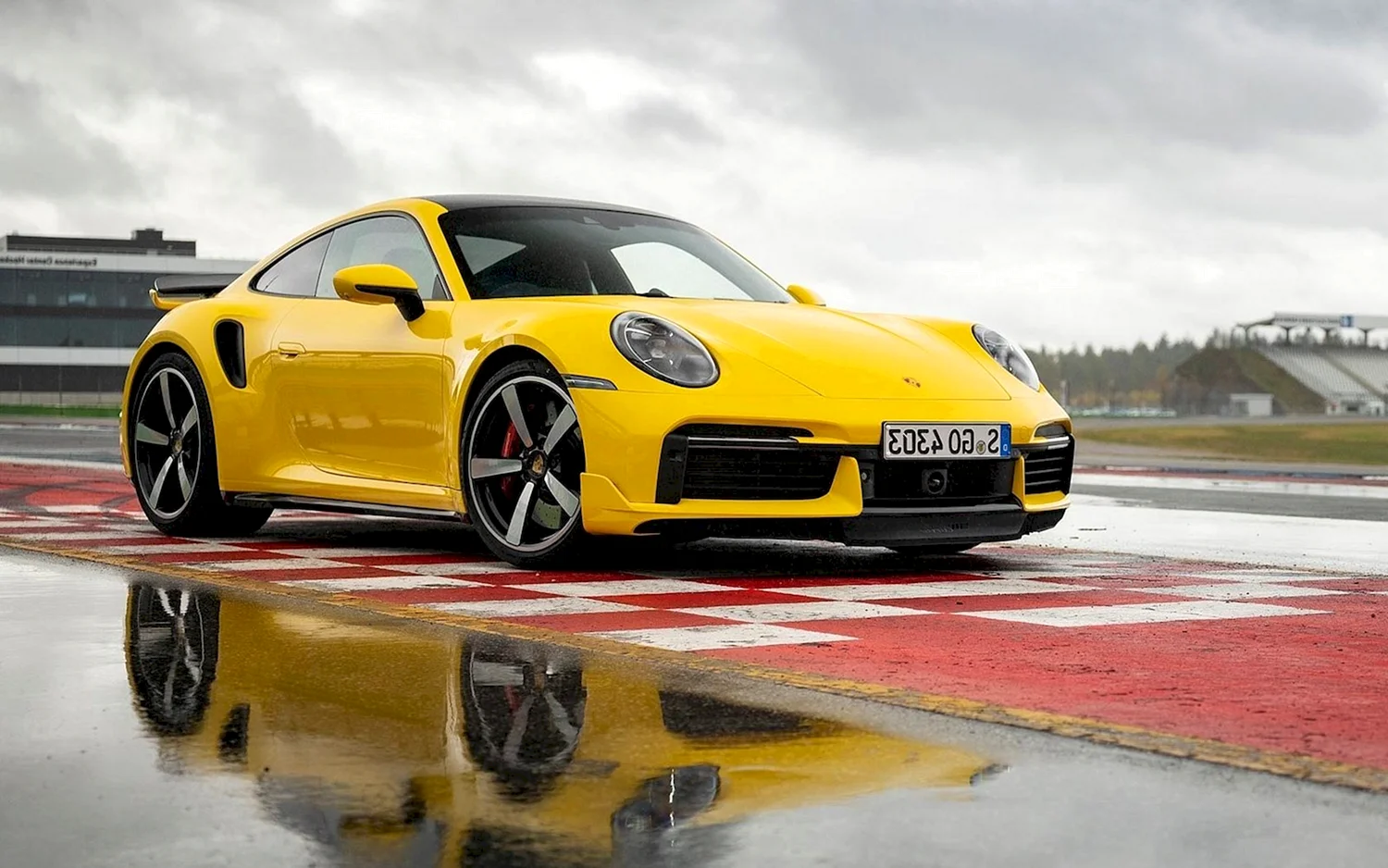 Porsche 911 2021 желтый