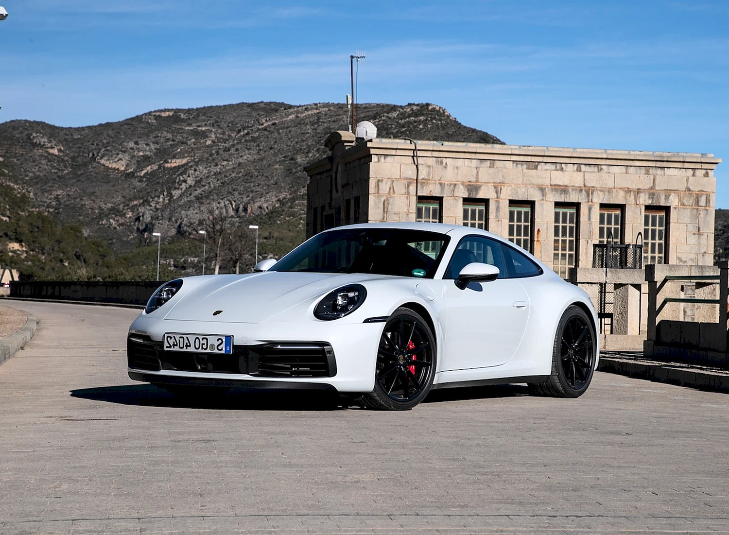 Porsche 911 Carrera белый