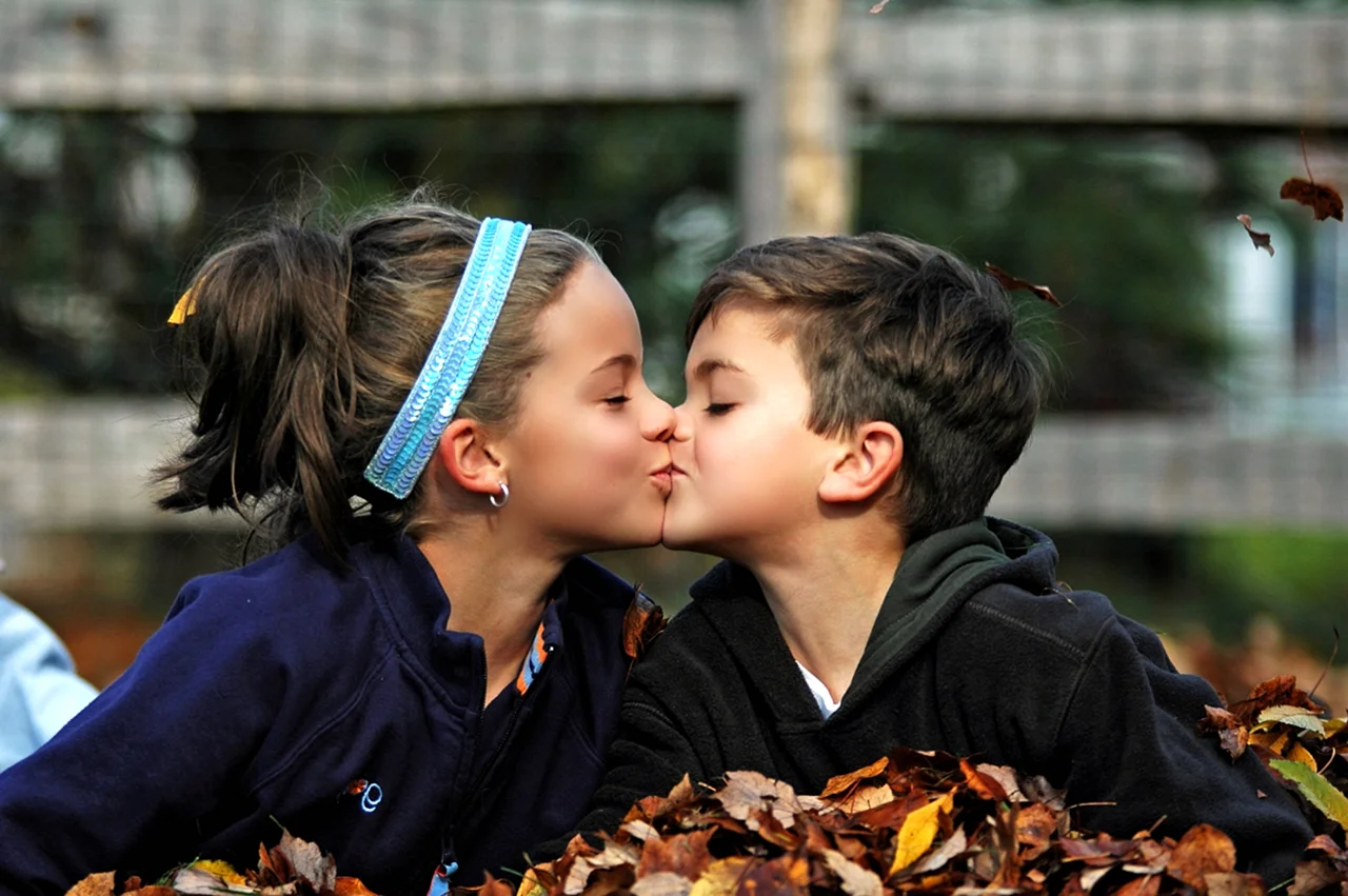Поцелуй детей в школе