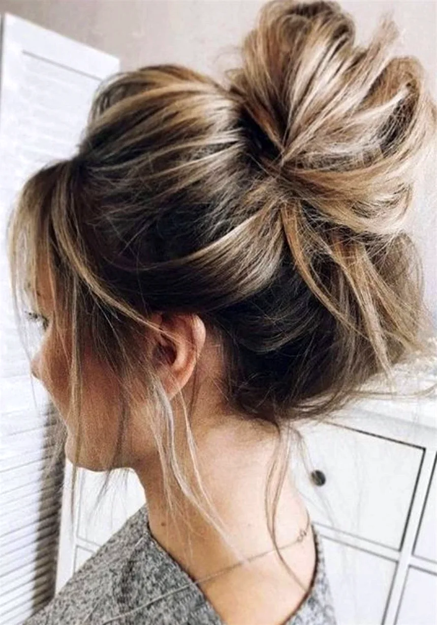 Прическа messy bun