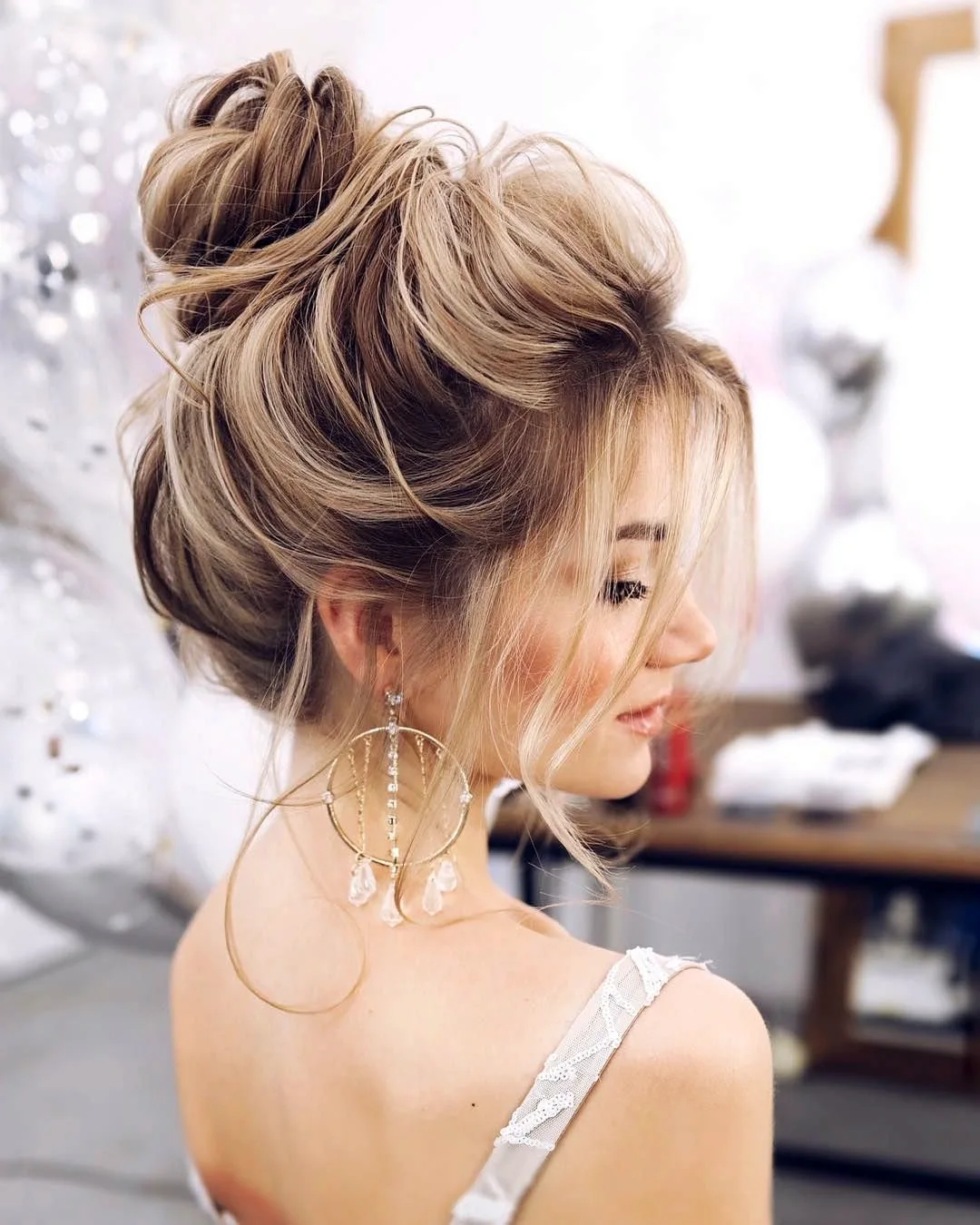 Прическа messy bun