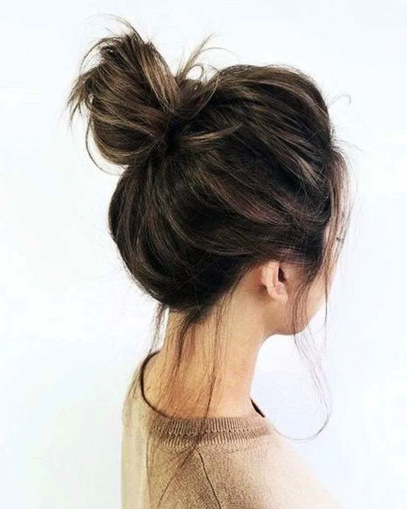 Прическа messy bun