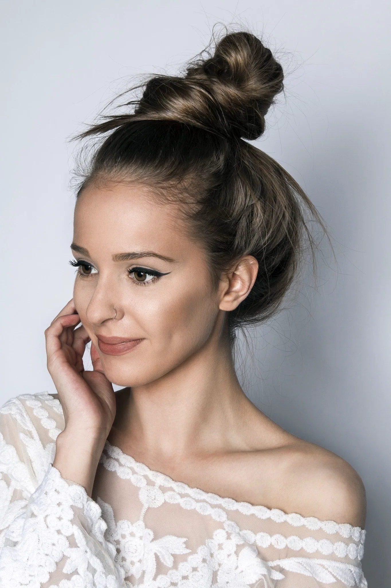 Прическа messy bun