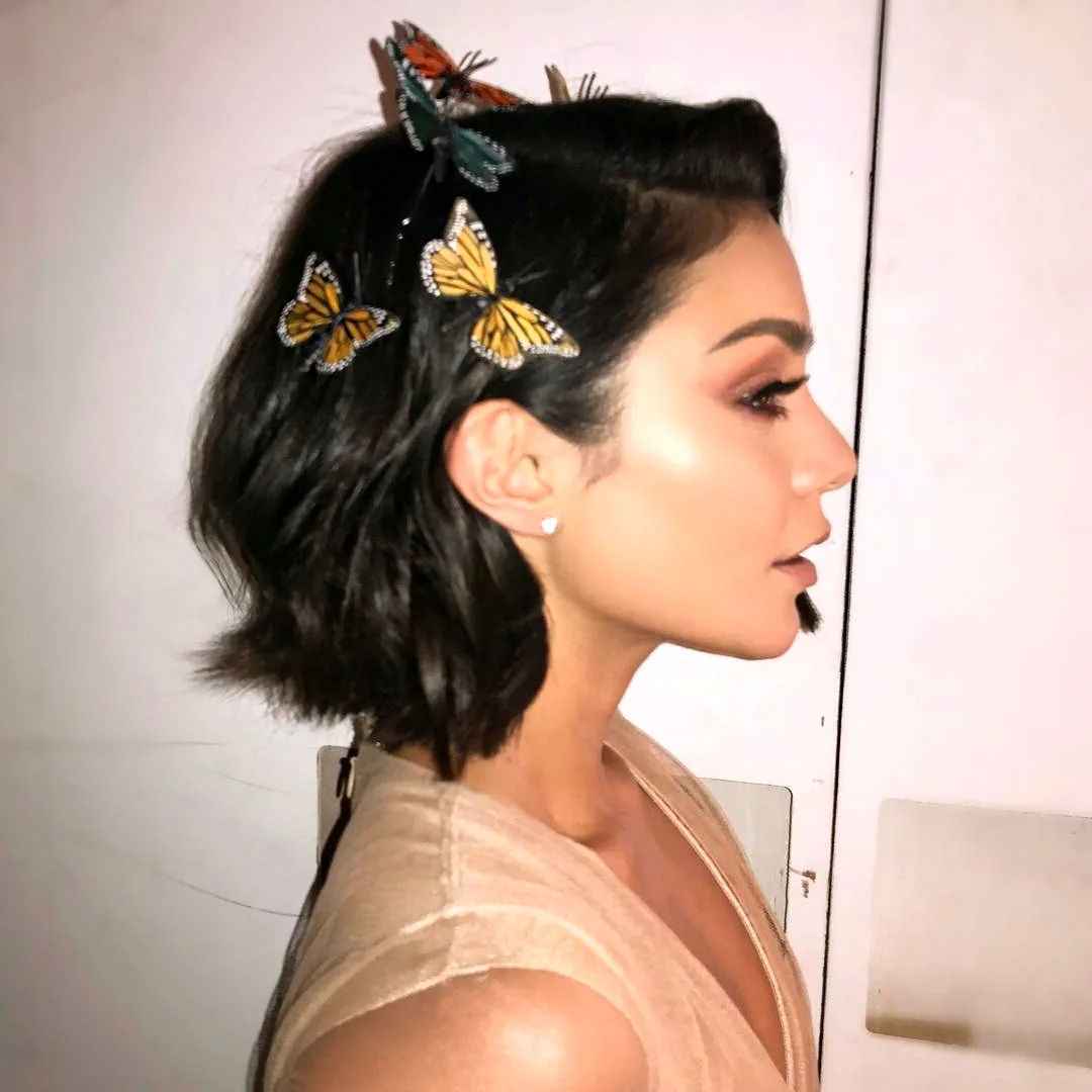 Прическа на короткие волосы с бабочкой