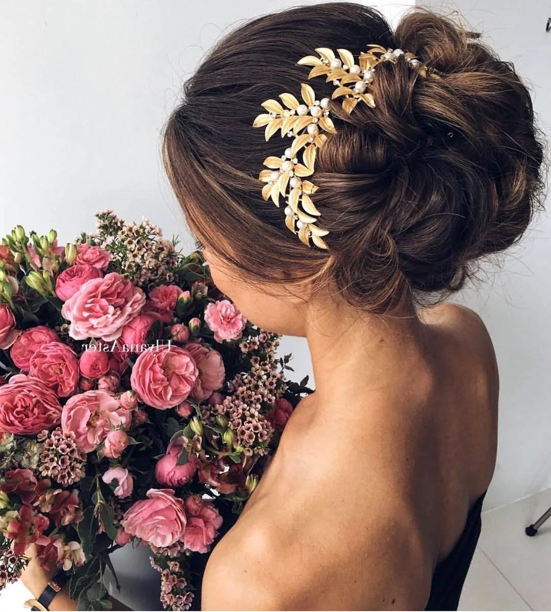 Прическа на средние волосы с цветочками